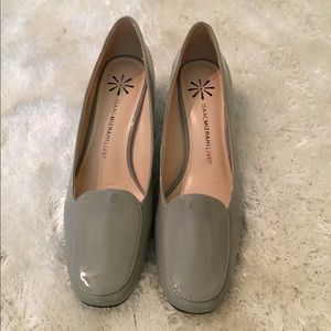 Isaac Mizrahi Live Grey Patent Shoes Size 8