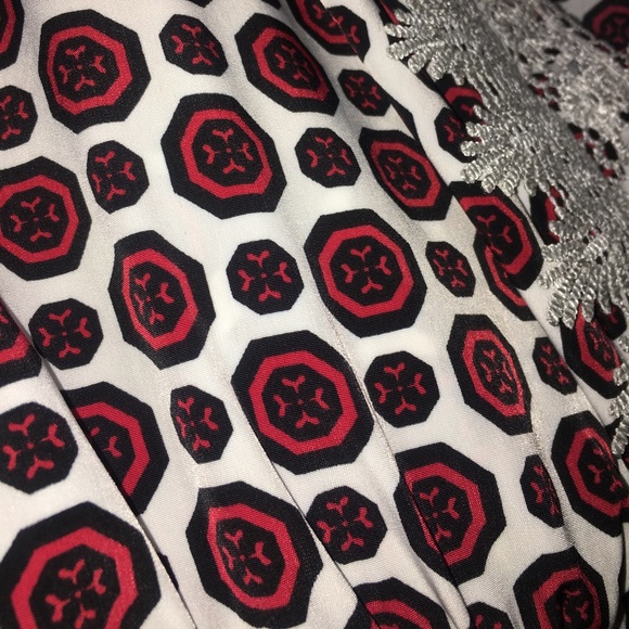 Lace Pattern Romper - Picture 3 of 4