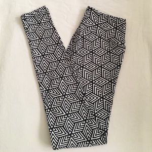 Lularoe LLR OS black and white leggings