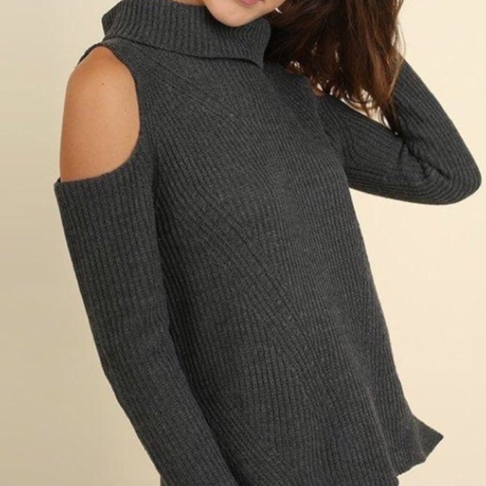 Last 1🎉HOST PICK Cold Shoulder Turtleneck Sweater - Picture 5 of 8
