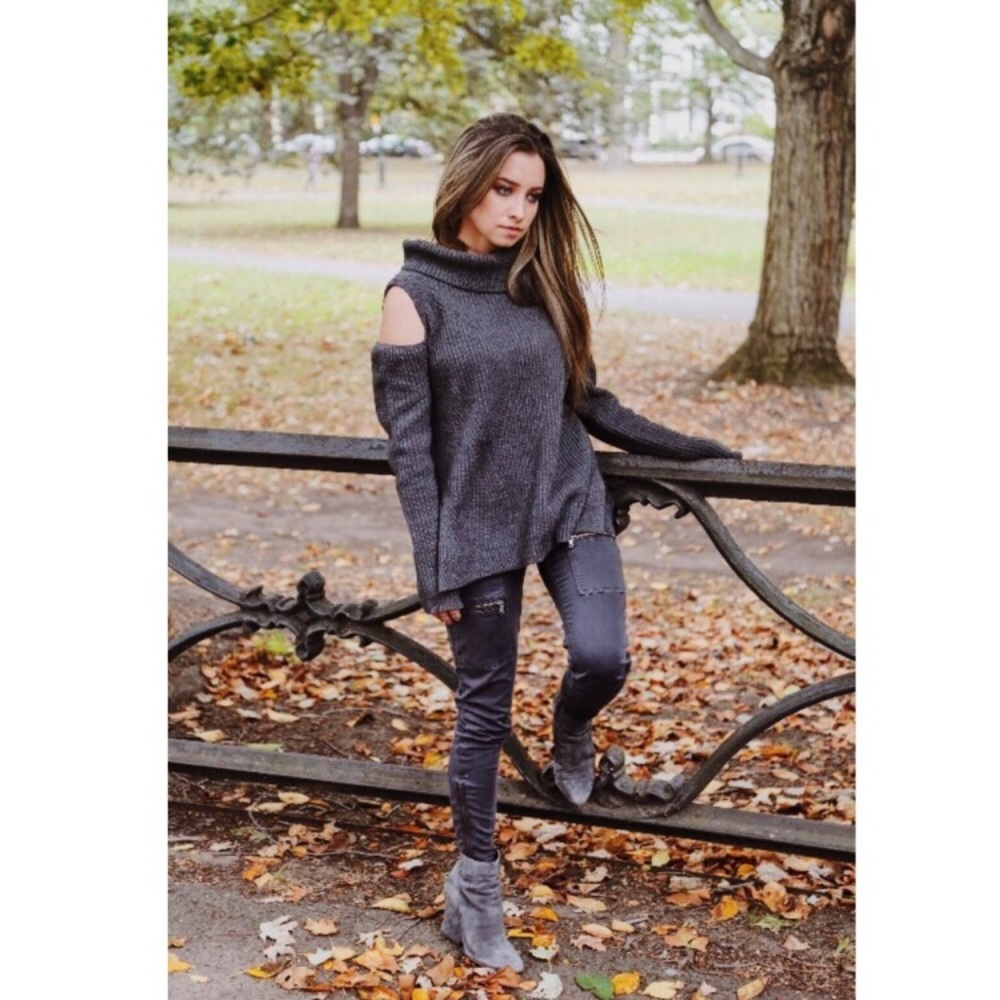 Last 1🎉HOST PICK Cold Shoulder Turtleneck Sweater - Picture 8 of 8