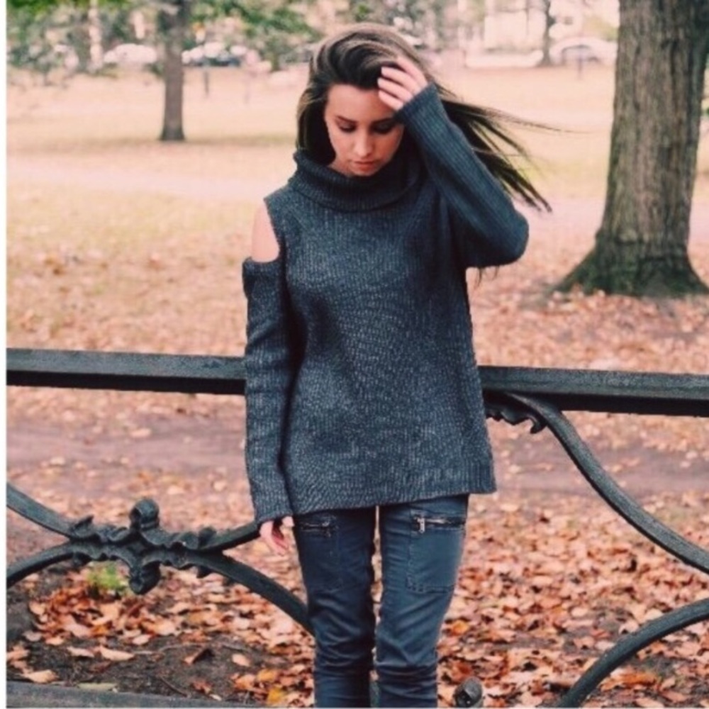 Last 1🎉HOST PICK Cold Shoulder Turtleneck Sweater - Picture 2 of 8