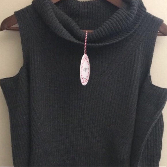 Last 1🎉HOST PICK Cold Shoulder Turtleneck Sweater - Picture 4 of 8