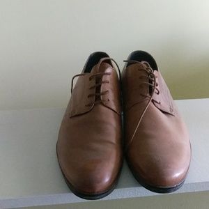 Men's brown dress shoes