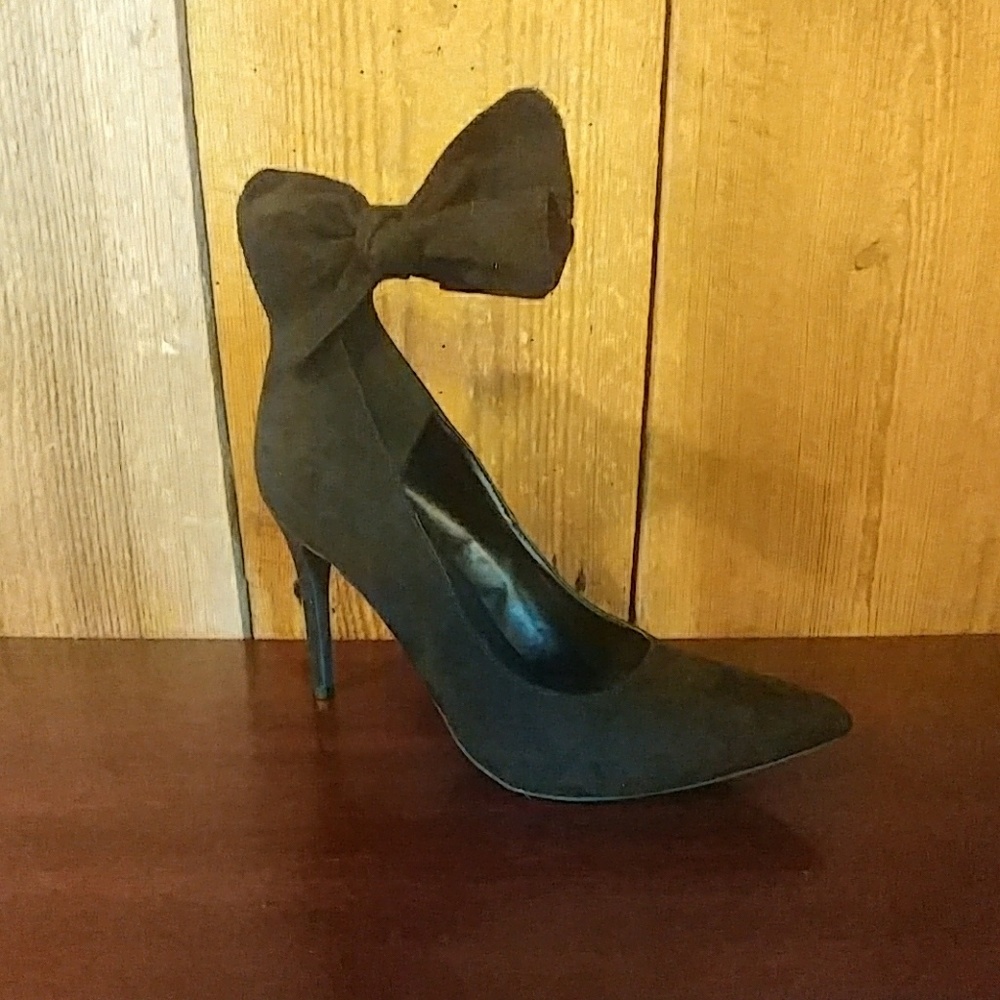 Black Pumps