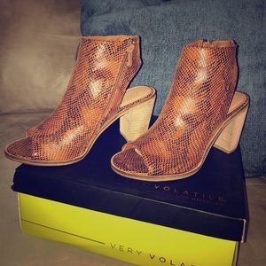 Very Volatile Sutton Heels Sz 8