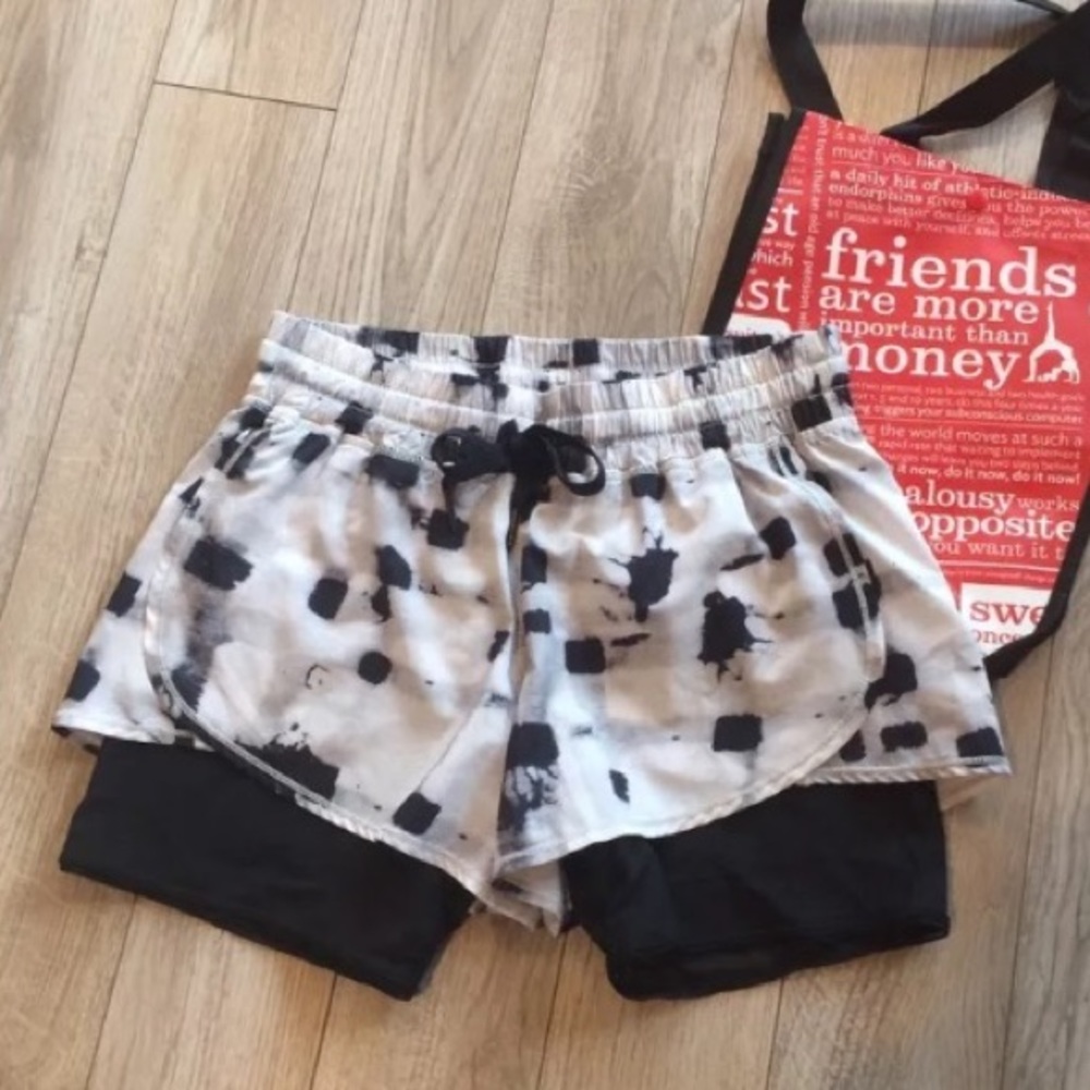 Lululemon Shorts with Mesh Lining Size 8
