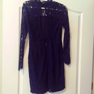 Never worn lace dress with an open back! 💙