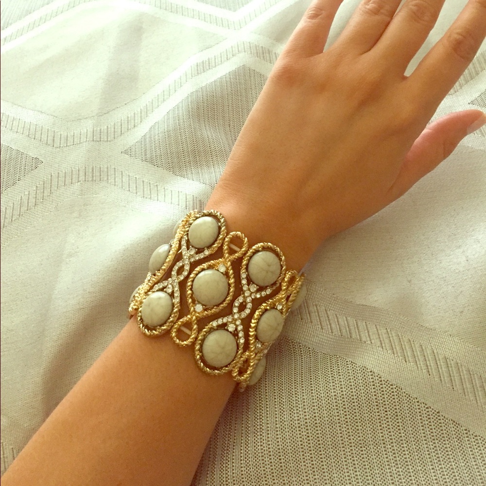 Thick bracelet.