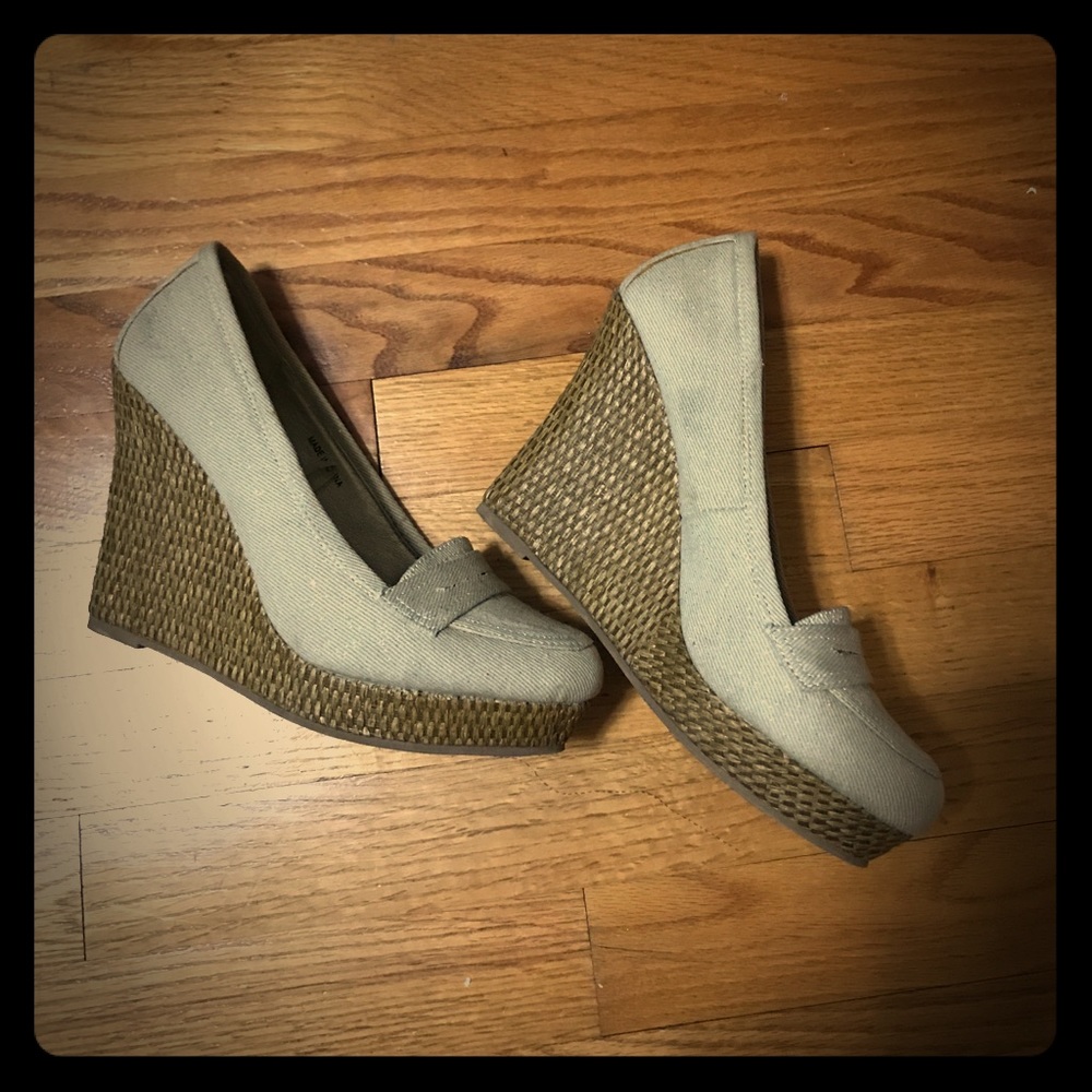 Express Size 9 Beige sparkle wedges