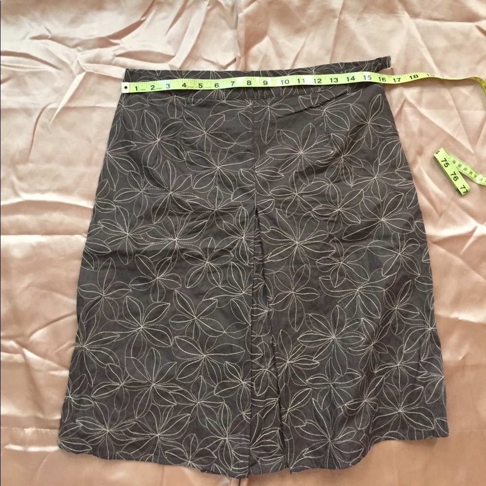 Cute embroidered a-line front pleat skirt