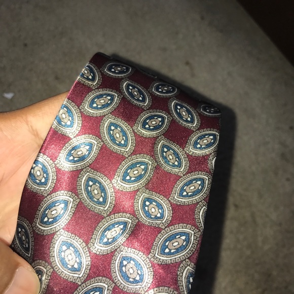 Classic print maroon tie - Picture 2 of 3