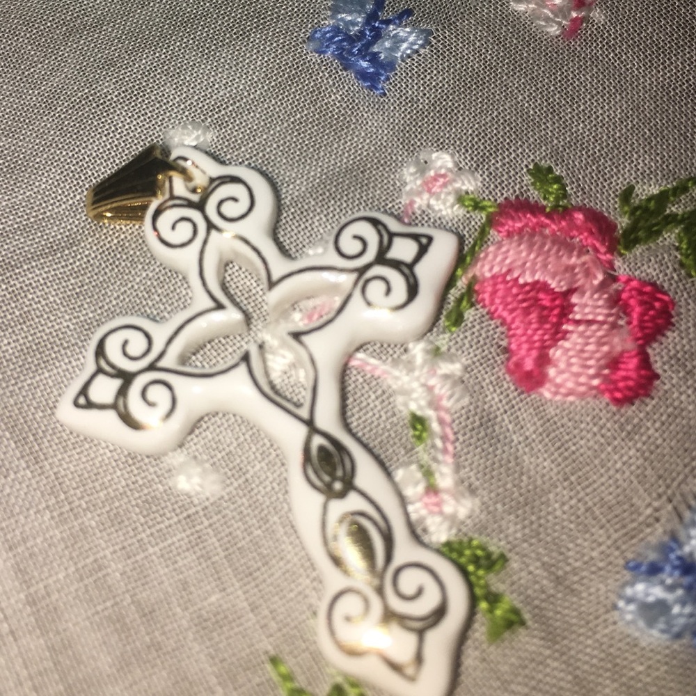 VERY VINTAGE PORCELAIN CROSS W/14K GOLD PENDANT 🌸