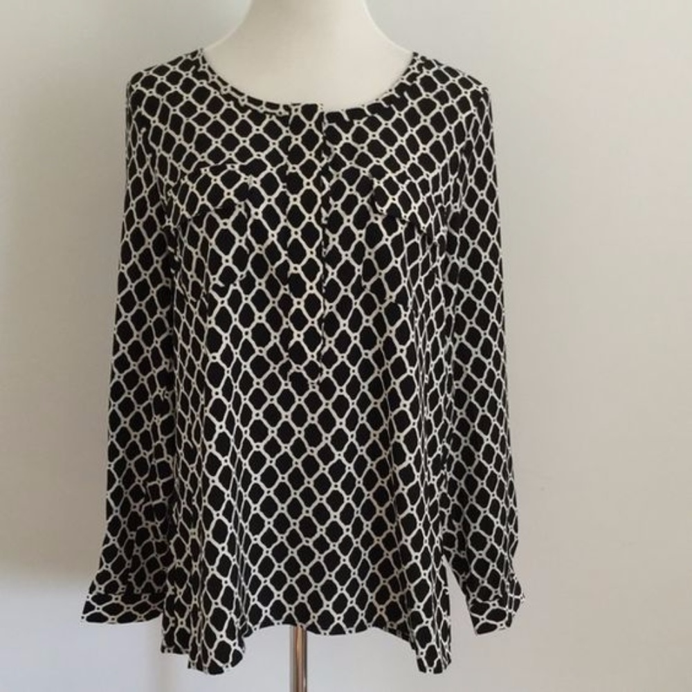 GAP chain-link black and white top