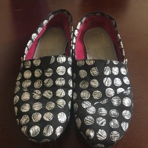 Black and silver TOMS