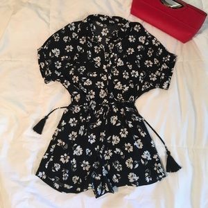 Black and white floral romper | size M