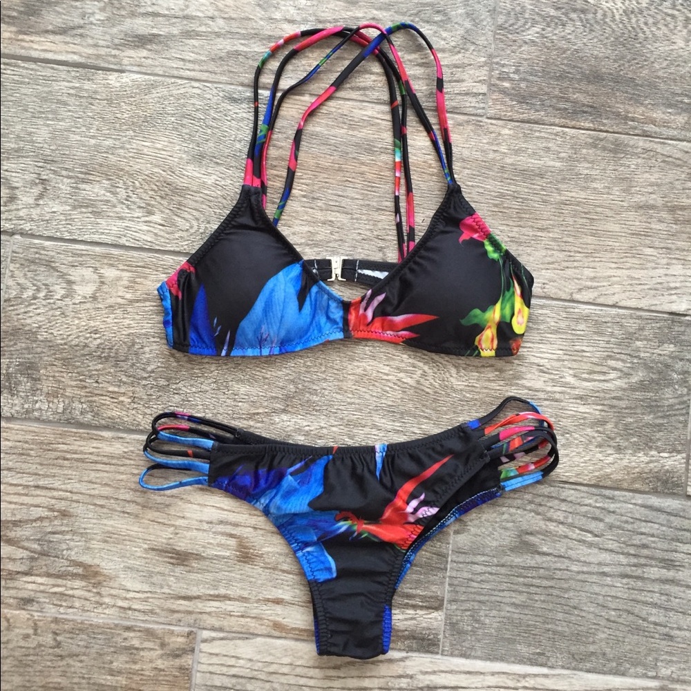 Cheeky floral bikini 🌺