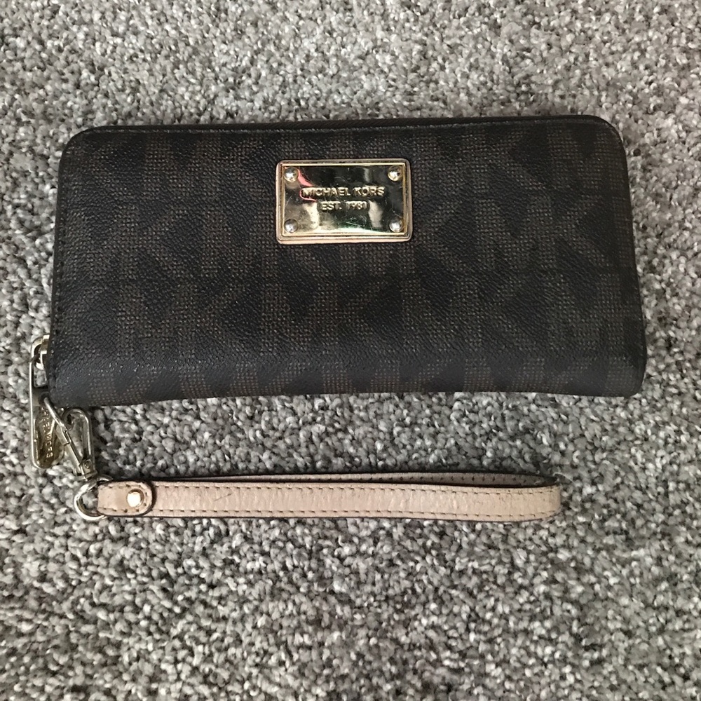 Micheal Kors Wristlet Wallet