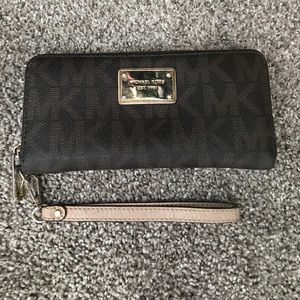 Micheal Kors Wristlet Wallet