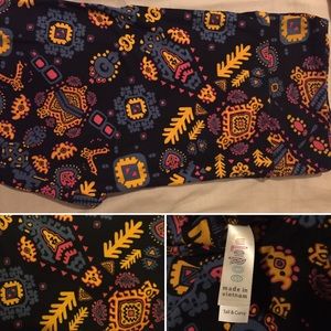 Lularoe TC Leggings Black Background with Pattern