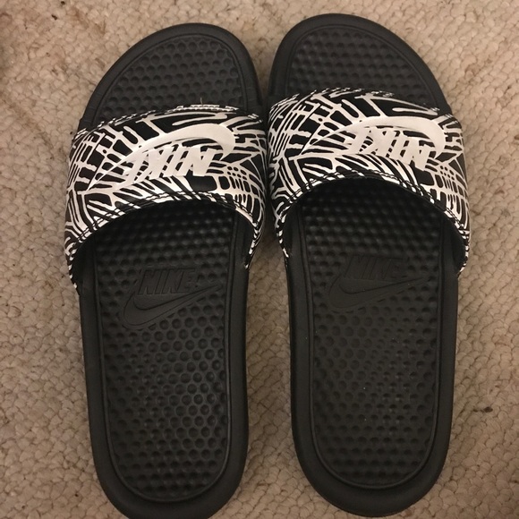 Nike slides *sold* - Picture 3 of 3
