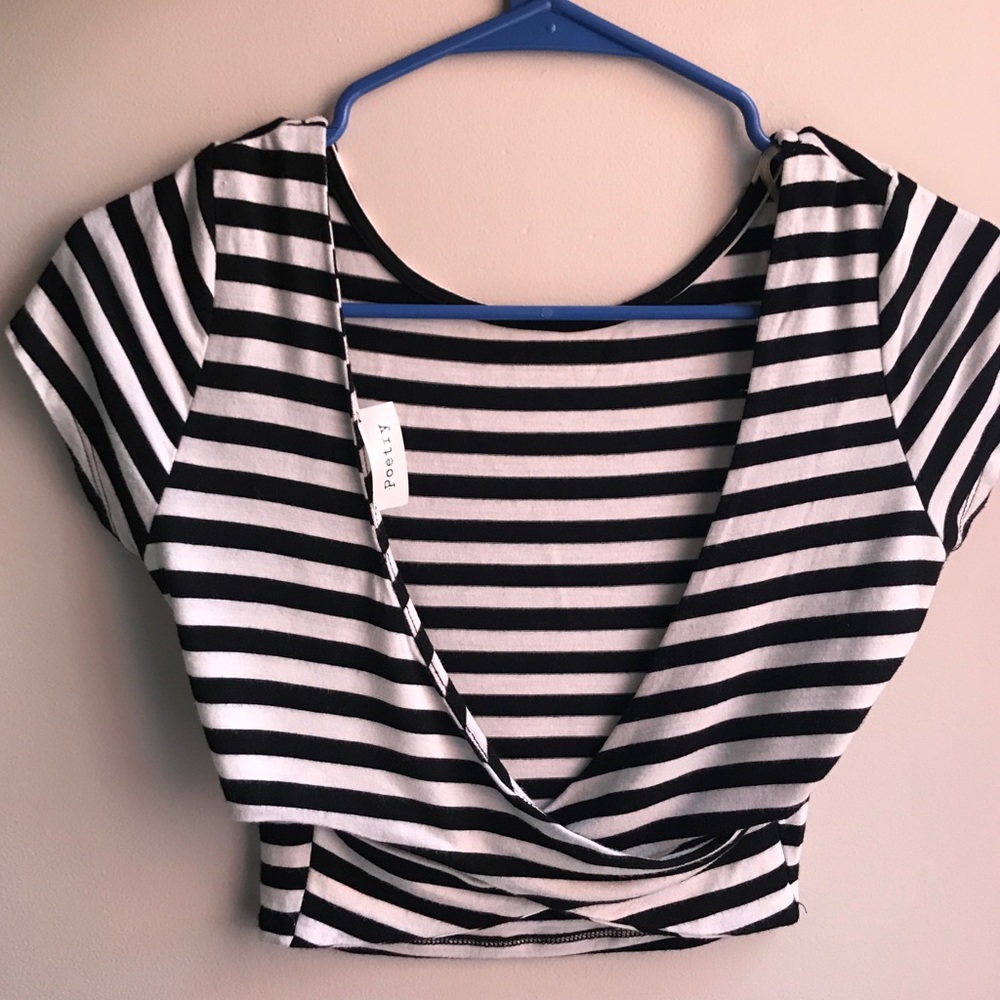 SALE‼️Blk&W Open back stripe crop top