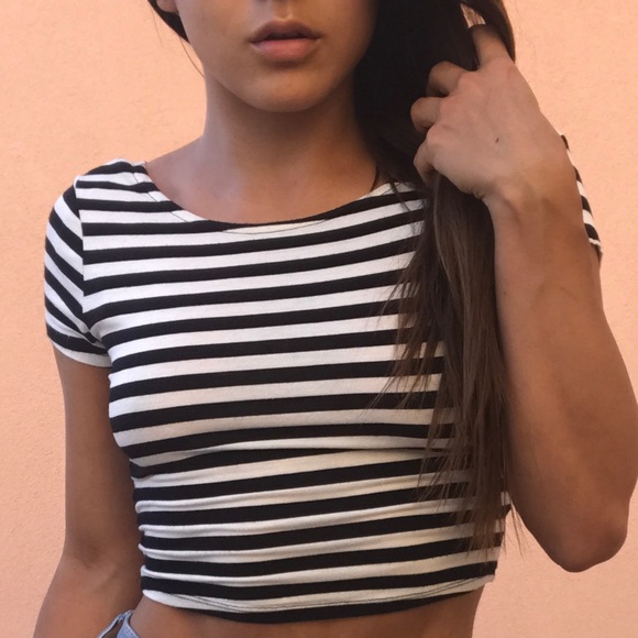 SALE‼️Blk&W Open back stripe crop top - Picture 3 of 5