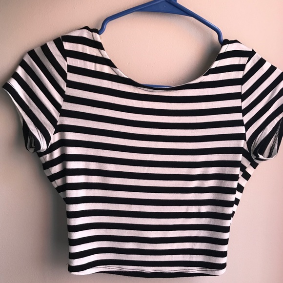 SALE‼️Blk&W Open back stripe crop top - Picture 4 of 5