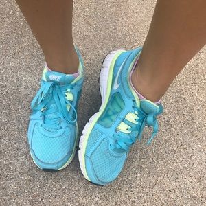 Size 10 Teal/Green Nike Dual Fusion Running Shoes