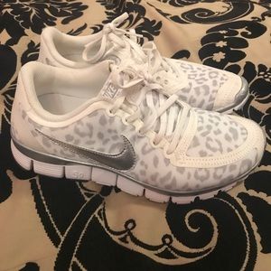 NIKE Women's size 7 RARE Cheetah Print Sneakers.
