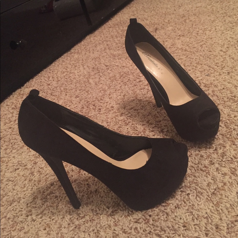 Cute Black Pumps !