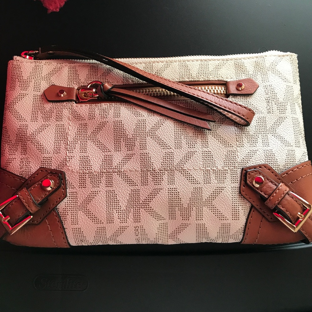 Michael kors  wristlet vanilla new w/o tag