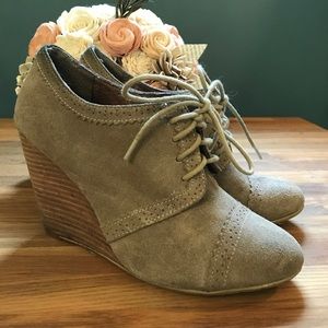 Aldo lace-up wedge oxfords • size 38