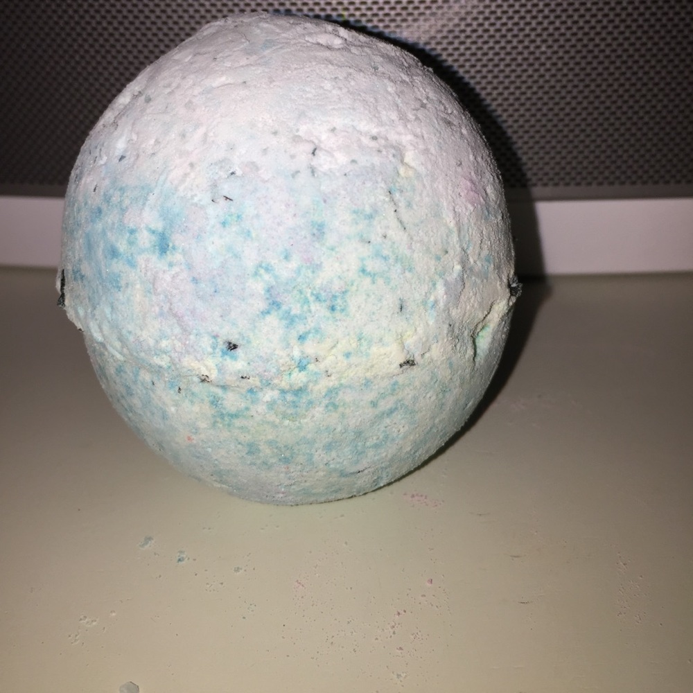 Lush big blue bath bomb