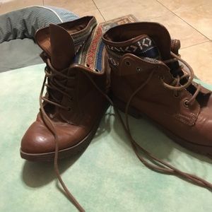 Leather like geometric print boots