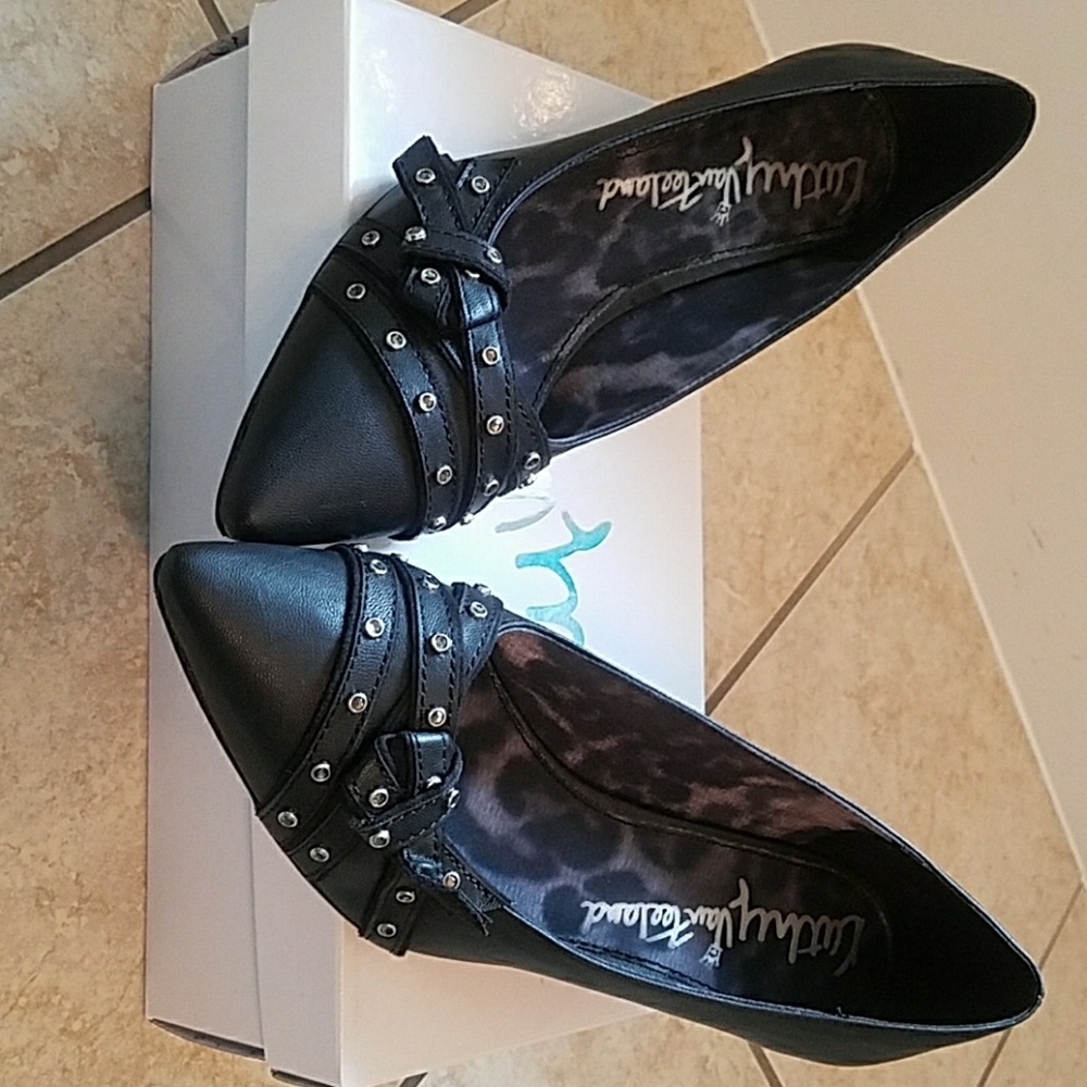 Black low pump