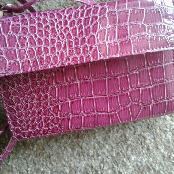 ~Pink alligator print purse~ - Picture 2 of 5