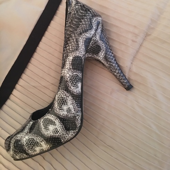 Shoes - Picture 3 of 4