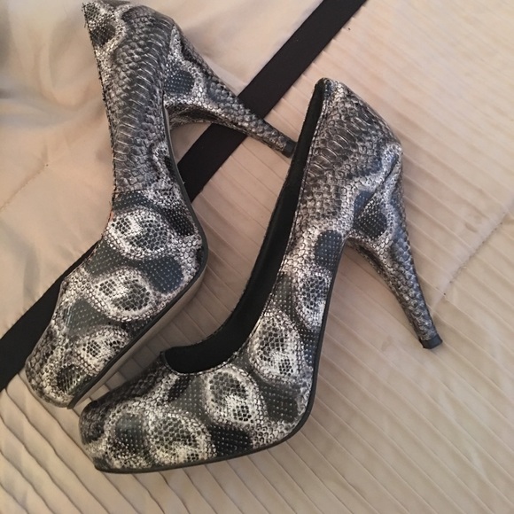 Shoes - Picture 4 of 4