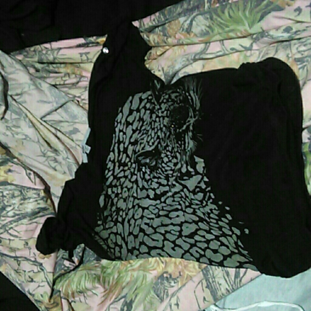 Cat motif  cap sleeve crew neck shirt by YomYom