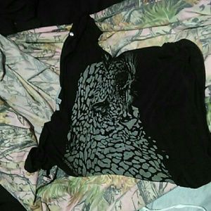 Cat motif  cap sleeve crew neck shirt by YomYom