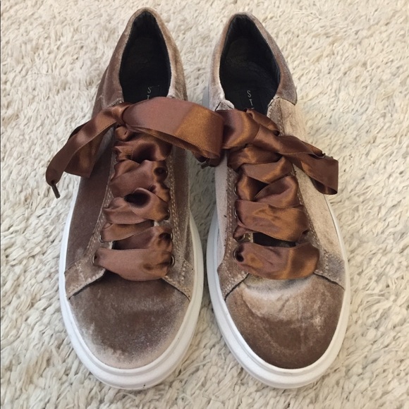 Velvet Steve Madden Shoes - Picture 3 of 8