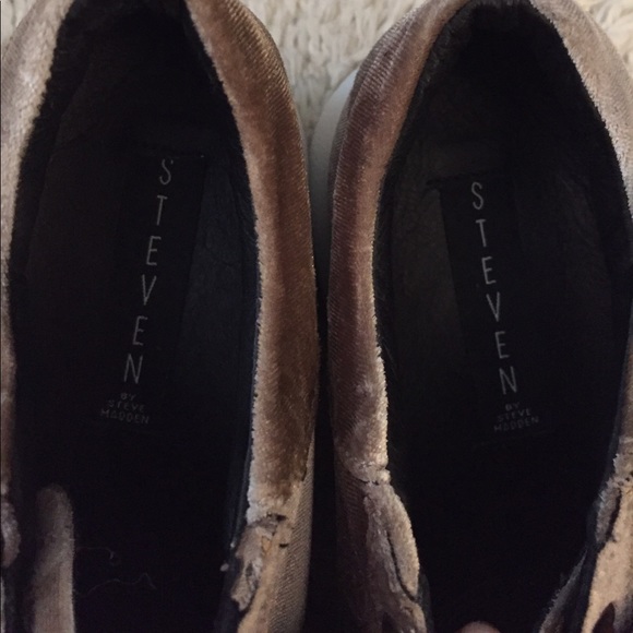 Velvet Steve Madden Shoes - Picture 4 of 8