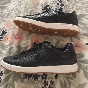 Nike croc embossed sneaker- brand new!