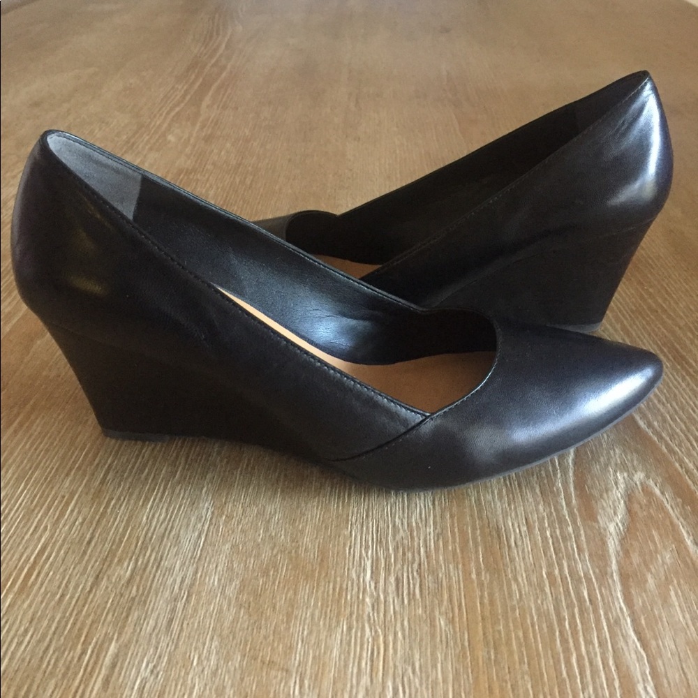 Pointed Black Wedges