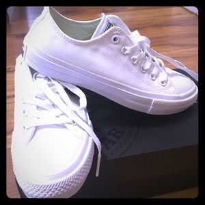 BRAND NEW CONVERSE  -Size 5 Kids/7.5 women's