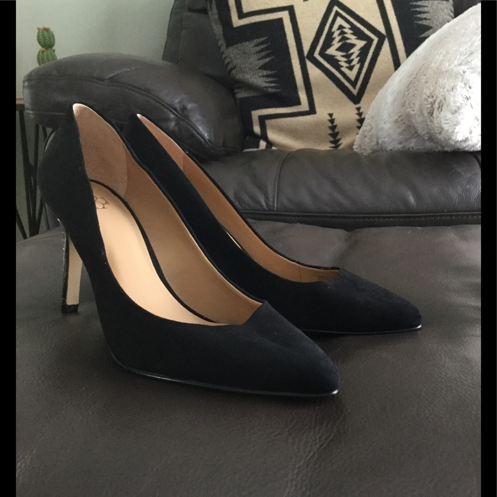 Ann Taylor black suede pumps