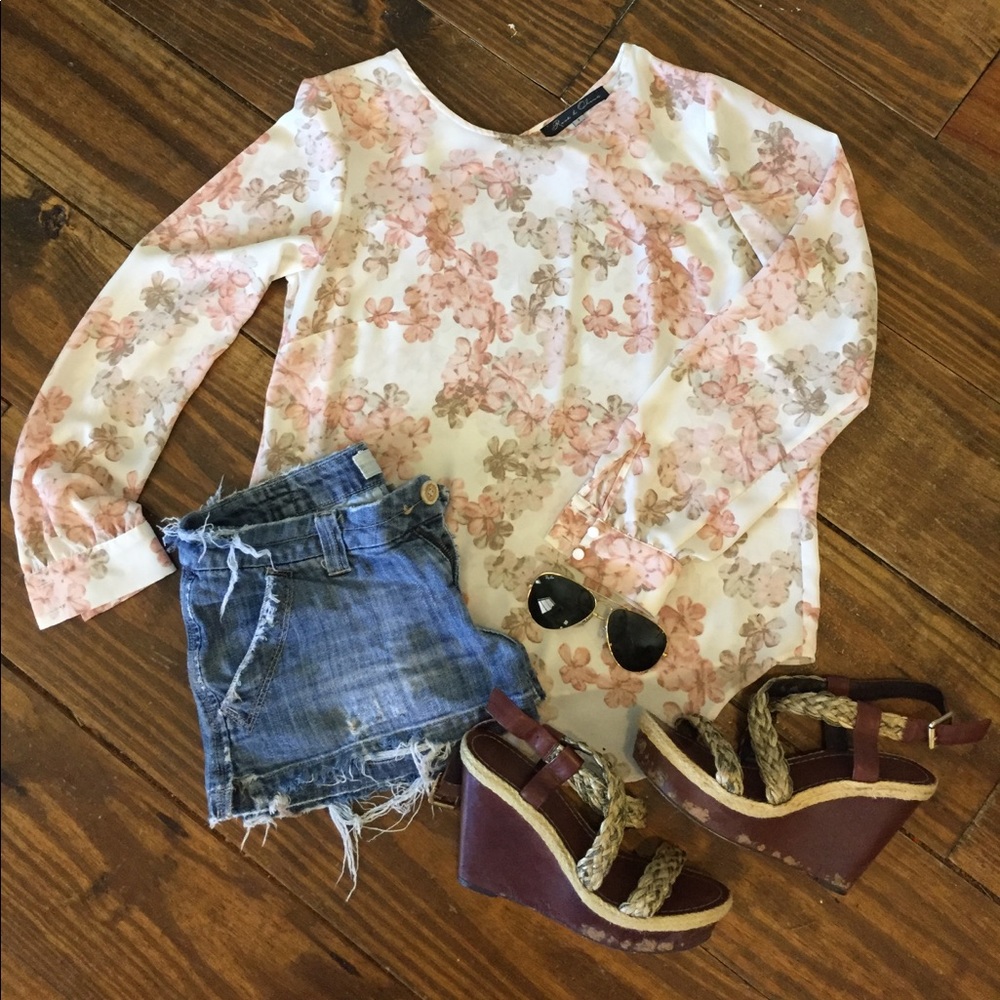 Long sleeve key hole floral blouse