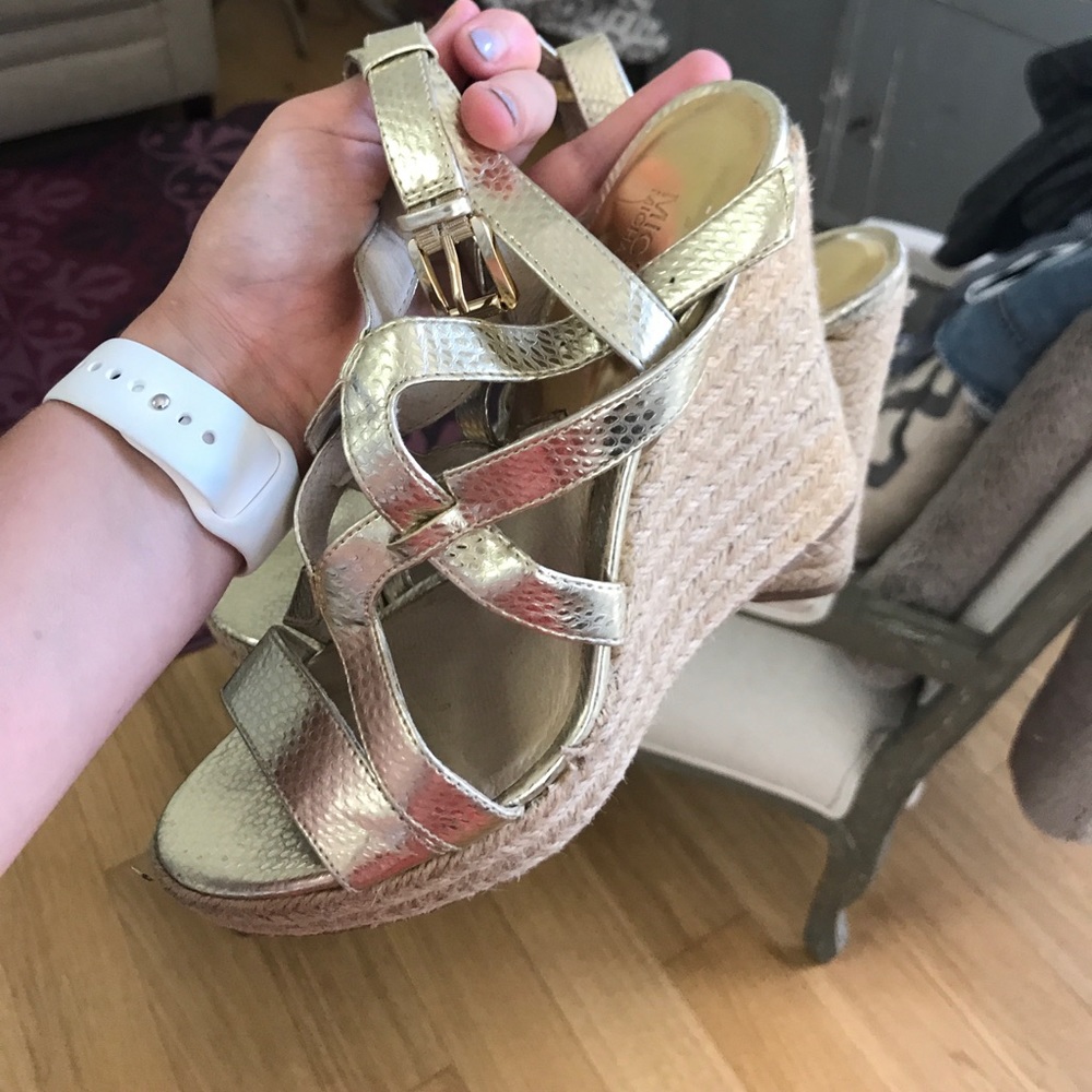 Michael Kors gold wedges 7.5 good condition - Picture 4 of 4