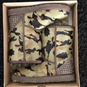RARE HARD TO FIND UGG BOOTS NEVER BEEN WORN